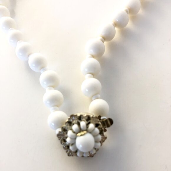 Vintage Miriam Haskell (Signed) Milk Glass Necklace with Tourniquet detail - Picture 4 of 5